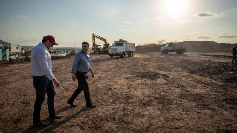 El Alcalde de Culiacán Juan de Dios Gámez Mendívil supervisa los trabajos de construcción de una secundaria técnica en Alturas del Sur.