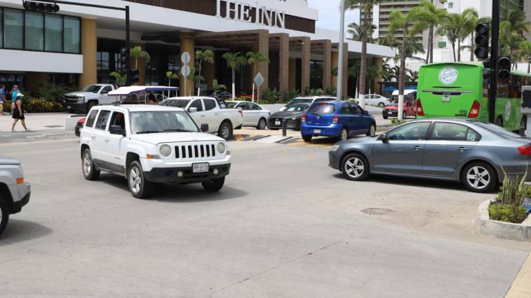 Tráfico vial satura avenidas de la Zona Dorada en Mazatlán