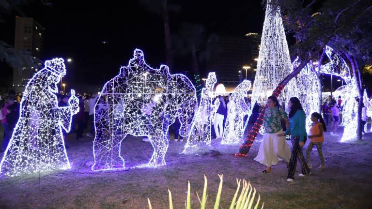 Ilumina la Villa Navideña el Parque Central de Mazatlán