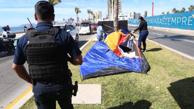 Personal de la Policía Municipal retiraron a personas que acampaban para apartar lugar para el desfile del domingo.