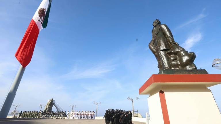 En la explanada de la glorieta Sánchez Taboada se realizó la ceremonia.