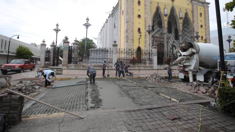Construyen otro paso peatonal elevado en Mazatlán, ahora afuera de Catedral