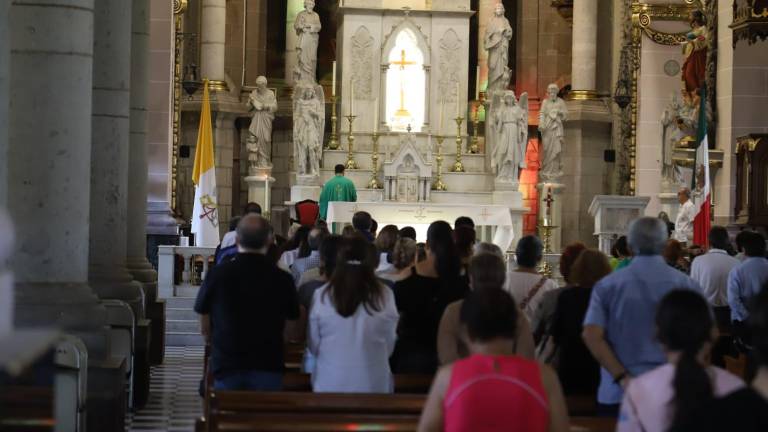 El presbítero Jesús Armando Durán invitó a los fieles a honrar a sus difuntos con altares, ofrendas y visitas al panteón, y a vivir reconciliados con los demás.