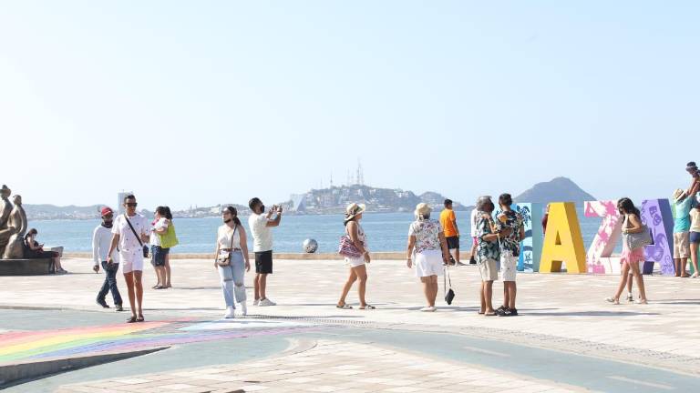 Pese a la temperatura de este viernes, los turistas recorren Mazatlán.