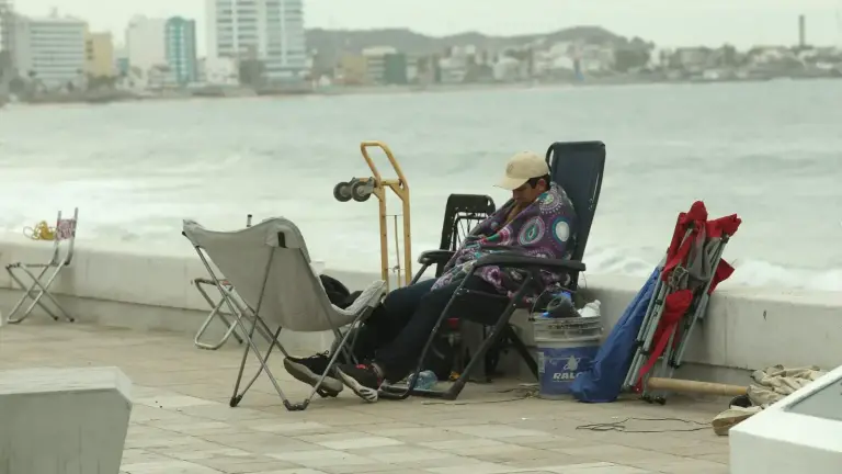 Palacios aseguró que no estará permitido apartar espacios y sillas para hacer negocio durante .