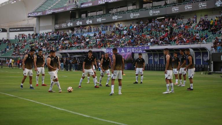 Los jugadores de Dorados entrenan previo al juego.