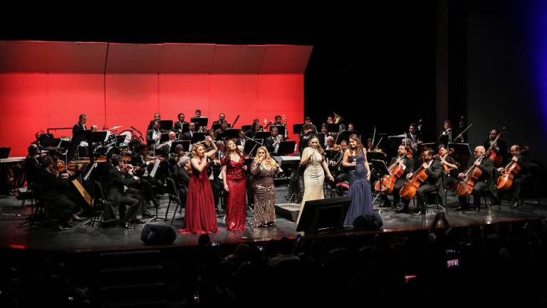 Flor de María, Perla Orrantia, Sheyla Tadeo, Margarita Tizoc y Yolanda Orrantia interpretan melodías de la famosa artista candiense Céline Dion, junto a la OSSLA.