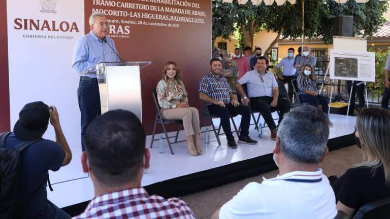 El Gobernador Rubén Rocha Moya visitó la comunidad de La Apoma, para poner en marcha los trabajos de rehabilitación de la carretera hasta Las Higueras de Álvarez Borboa.