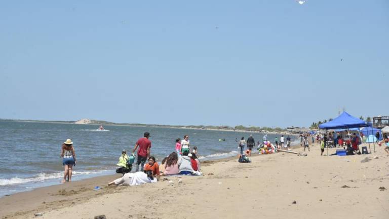 Gabriel Yánez, vecino de Guamúchil, aprovechó el periodo de Semana Santa para venir a disfrutar de la playa de El Maviri.