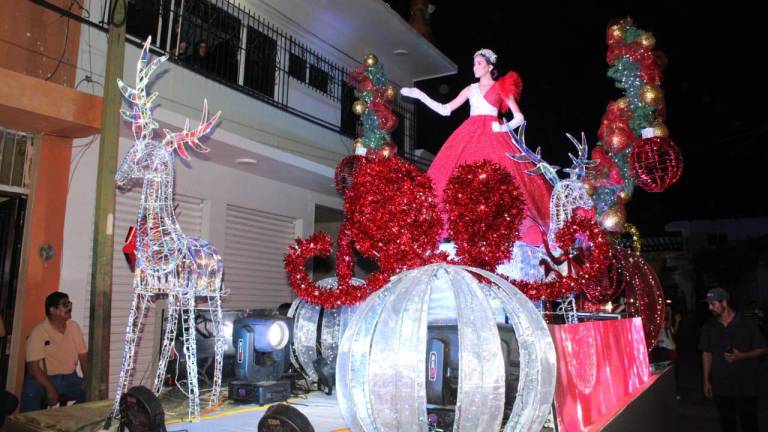 Las calles de El Rosario se iluminaron con el paso de los carros alegóricos del desfile navideño.