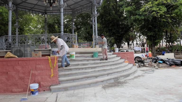 El quiosco recibe trabajos de reparación previos al festejo.