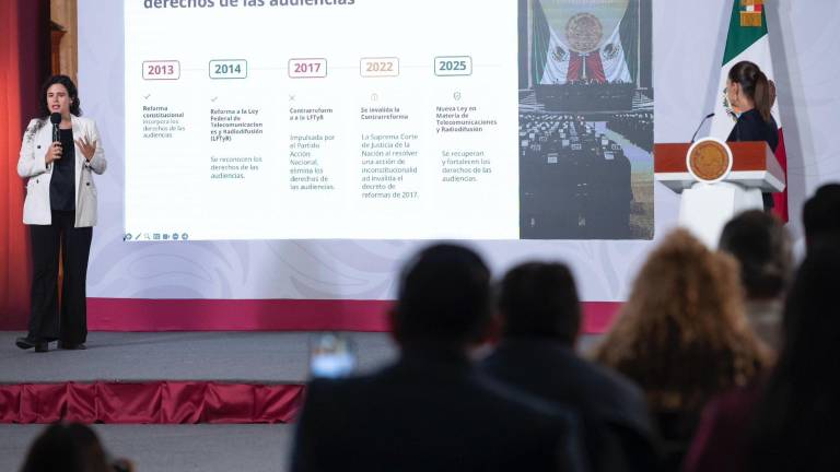 La Consejera Jurídica de Presidencia, Luisa María Alcalde Luján, explica la consulta sobre los derechos de audiencias en radio y televisión.