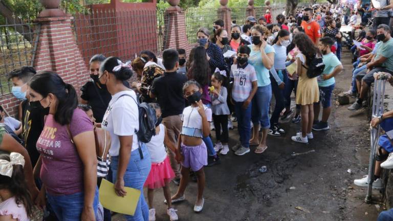 Filas kilométricas se hicieron para poder que a las y los menores de 5 a 11 años los vacunaran en Culiacán