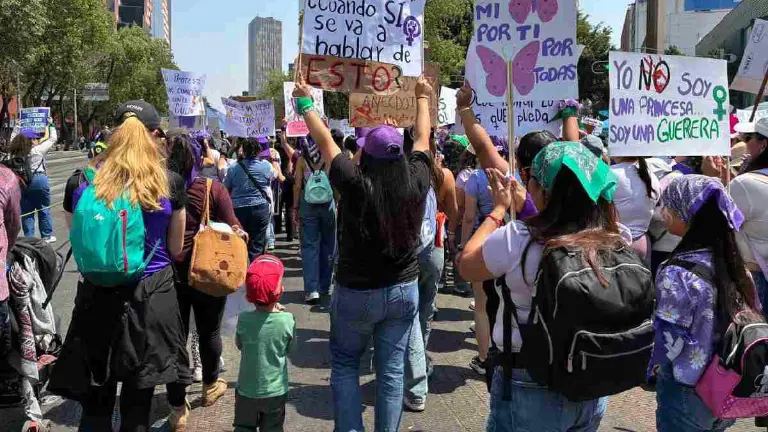 Mujeres marchan del Ángel de la Independencia hacia el Zócalo durante la conmemoración del Día Internacional de la Mujer.