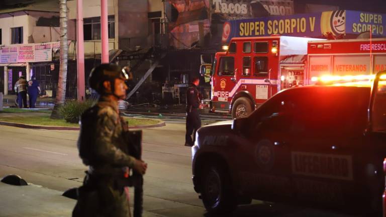 Cuerpos de emergencia trabajan en la zona donde una explosión en una taquería dejó tres personas muertas y dos heridas.