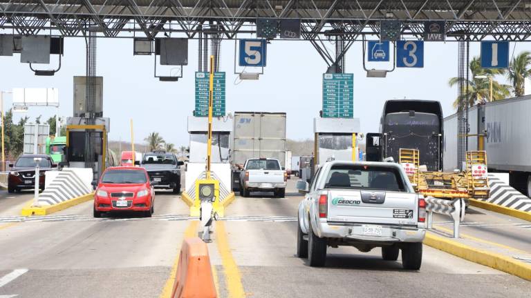 Decenas de vehículos con vacacionistas ha pasado este sábado por la caseta de peaje de Mármol.