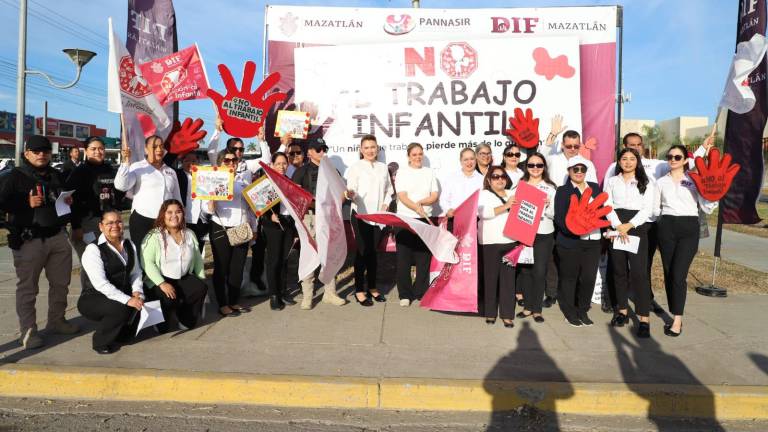 Personal del Gobierno municipal que salió a volantear para evitar el trabajo infantil en Mazatlán.