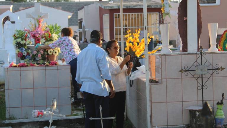 Decenas de personas se han presentado este miércoles en el panteón municipal San Juan para honrar a los pequeños que han fallecido.