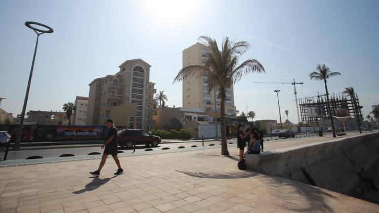 Evita realizar actividades al exterior en las horas en las que las temperaturas son más altas, para evitar problemas de salud.