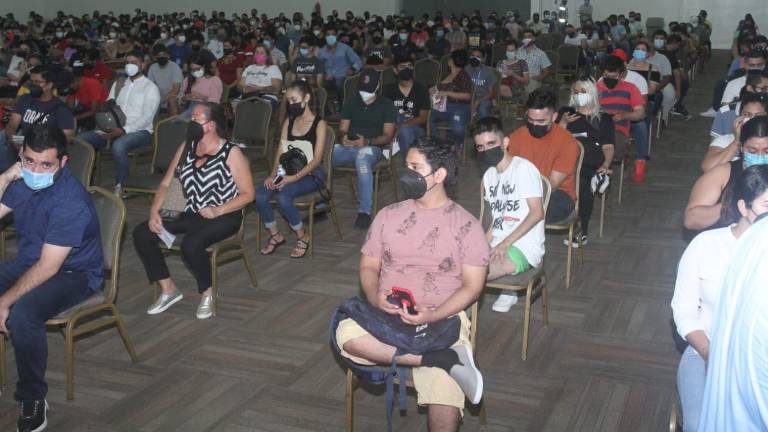 Los jóvenes mazatlecos de 18 a 29 años en el módulo de vacunación del MIC.