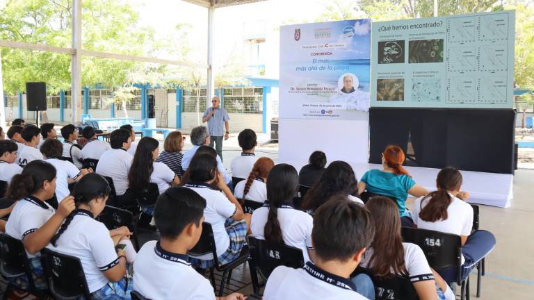 El investigador Sergio Hernández imparte una charla con estudiantes del Centro de Estudios Tecnológicos del Mar No.28, de Altata.