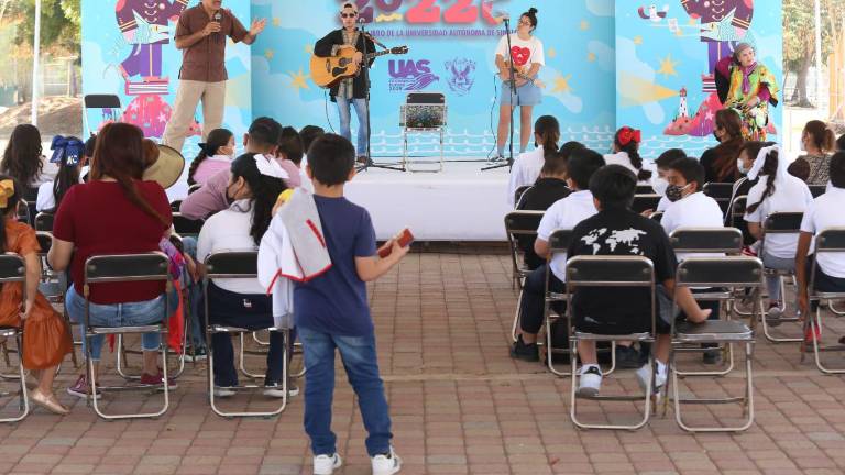 Integrantes del Colectivo Mazhistorias ‘transporta’ a los alumnos de primaria a un mundo imaginario a través de sus historias