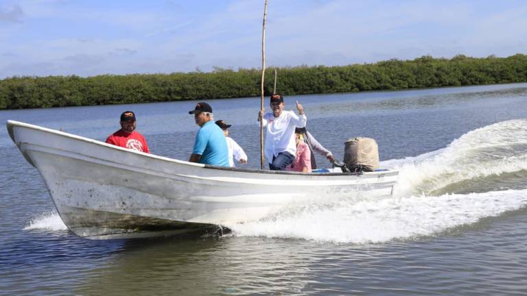 Este viernes, Sergio Torres Félix visitó a los pescadores del campo El Conchal, en Eldorado.