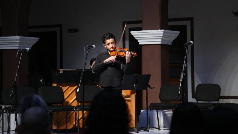 Estudiantes de música ofrecen recitales de violín y percusiones