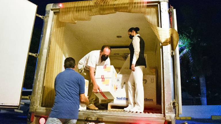 El lote con vacunas llegó a temprana hora este sábado a Culiacán.