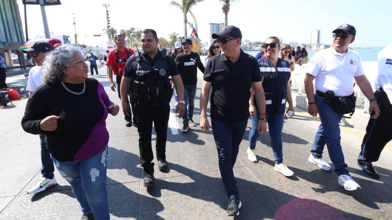El Alcalde Édgar González encabezó este domingo un recorrido por el malecón para supervisar los preparativos para el primer desfile del Carnaval.