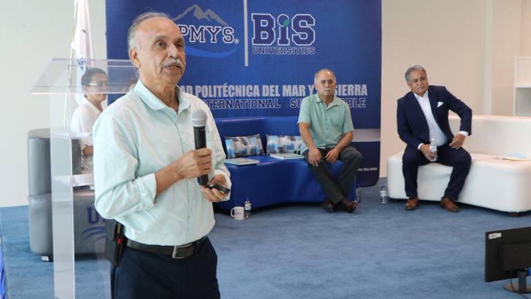 Rito Vega Aviña presenta el libro Flora Nativa y Naturalizada de Sinaloa.