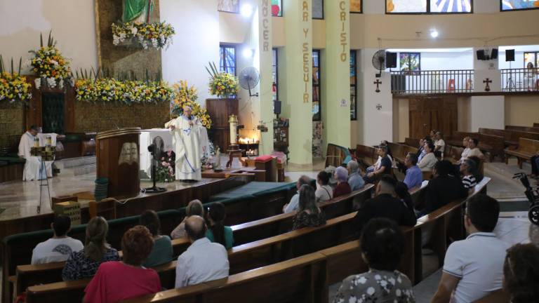 Durante la misa se hizo una ofrenda de vino, pan y frutas, así como las limosna del día a Dios.