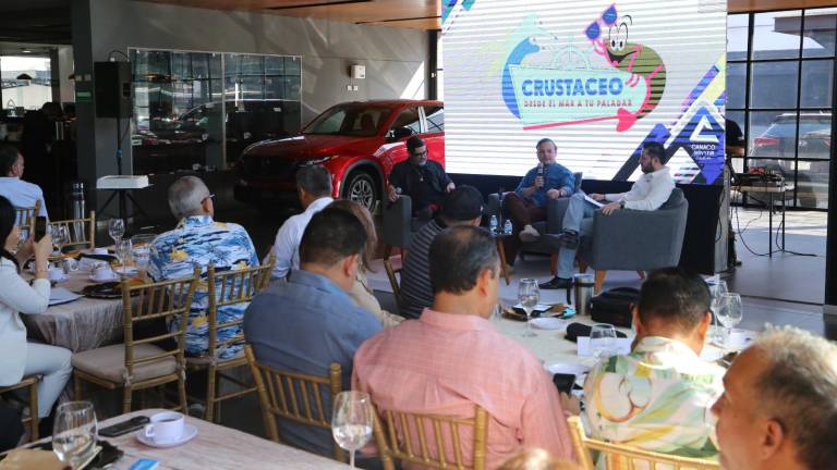Integrantes del Grupo Red Canaco, acuden al desayuno especial.