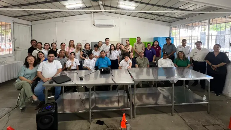 Alumnos, padres de familia, maestros y directivos del CAM 04, CAM 07 y del Club Rotario Culiacán Oriente.