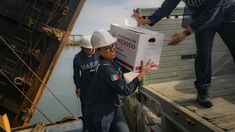 Los elementos llevaron despensas y agua embotellada a comunidades de difícil acceso.