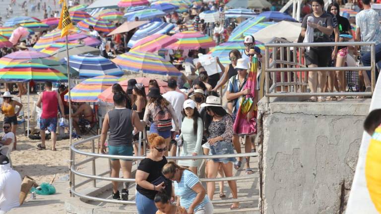 Cerrados, 16 tramos de playas en Mazatlán por alta demanda