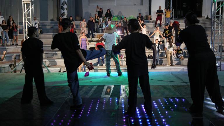 Música y danza disfrutaron los pequeños.