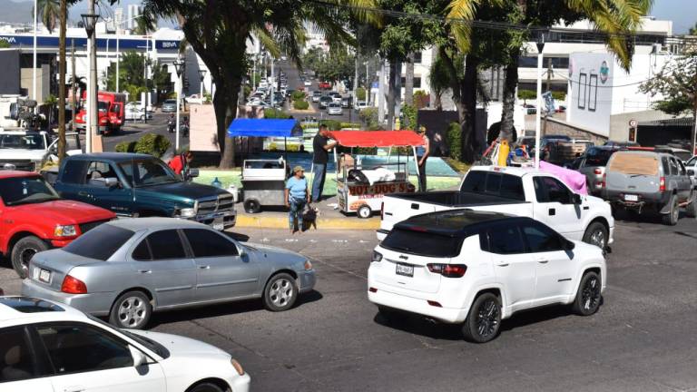 Los vendedores se empezaron a instalar la tarde de este lunes en los alrededores de La Lomita, pero consideran que el Ayuntamiento debió darles permiso de hacerlos temprano.