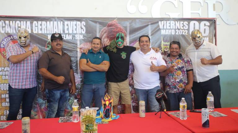 Mr. Iguana (centro) fue el invitado de lujo a la presentación de la próxima función de lucha libre en Mazatlán.