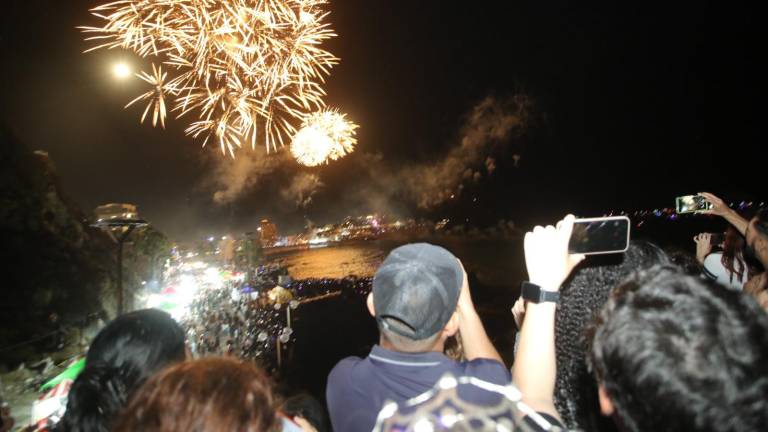El espectáculo de fuegos artificiales, musicalizado con clásicos de la banda sinaloense como Mi gusto es y El Sinaloense, iluminó la bahía en conmemoración de la defensa del puerto en 1864.
