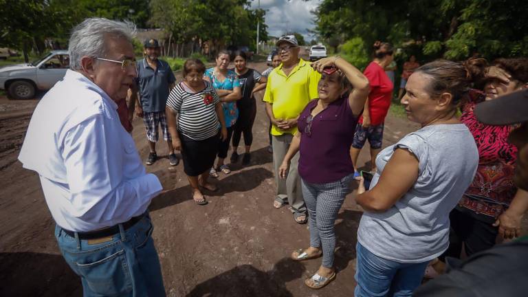 Gobernador Rocha Moya lleva apoyos a familias damnificadas por inundaciones