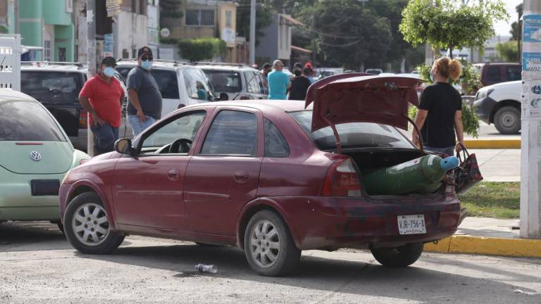 La gente comenzó a formarse desde la noche del domingo.