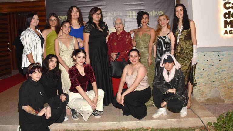 El colectivo Mujeres Creando Sinaloa en conjunto con Expresso Teatro brindan homenaje a la maestra Alicia Montaño.