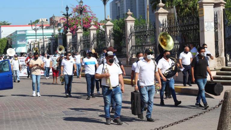 En Mazatlán, ‘cero’ bailes en las fiestas, y los músicos deben dejar las playas a las 8 de la noche