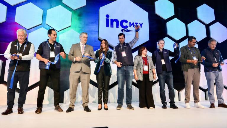 Corte de listón de la décima edición del festival INCmty que promueve la innovación y el emprendimiento.