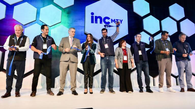 Corte de listón de la décima edición del festival INCmty que promueve la innovación y el emprendimiento.