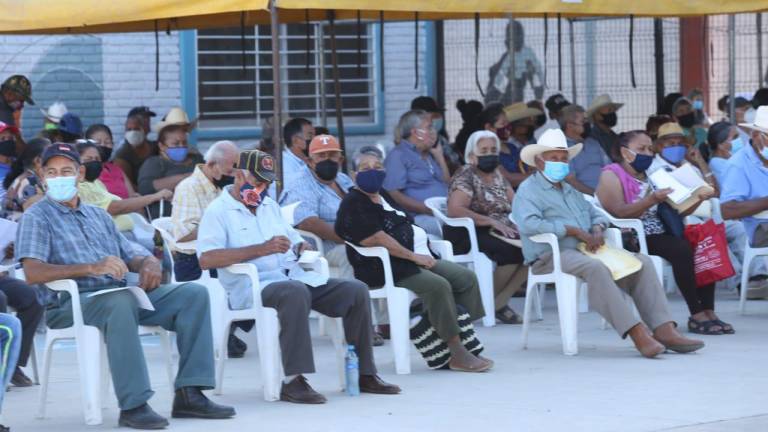 Adultos mayores de Villa Unión esperan la vacuna para protegerse del Covid-19