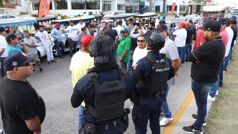Los conductores bloquearon la avenida Rafael Buelna impidiendo que los vehículos circulen.