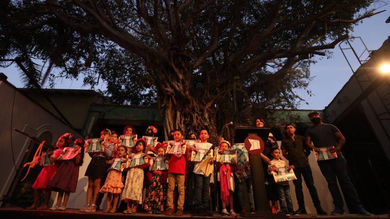 Integrantes de la Casa de Cultura Zapatistas inauguraron la exposición ‘Frida Kahlo’ en el Museo de Arte Mazatlán.