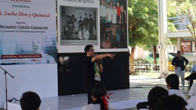Ricardo Cerón ofreció la charla en el Conalep 1 de Los Mochis.